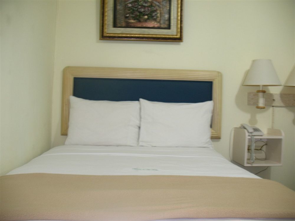 Airport Suites Hotel Piarco Extérieur photo